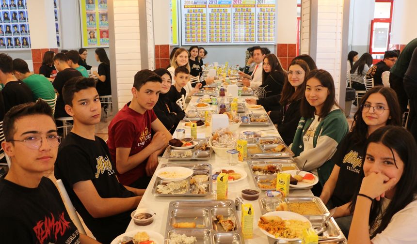 Altınyıldızlı öğrenciler Türk mutfağı ve açık büfe etkinliğinde bir araya geldi