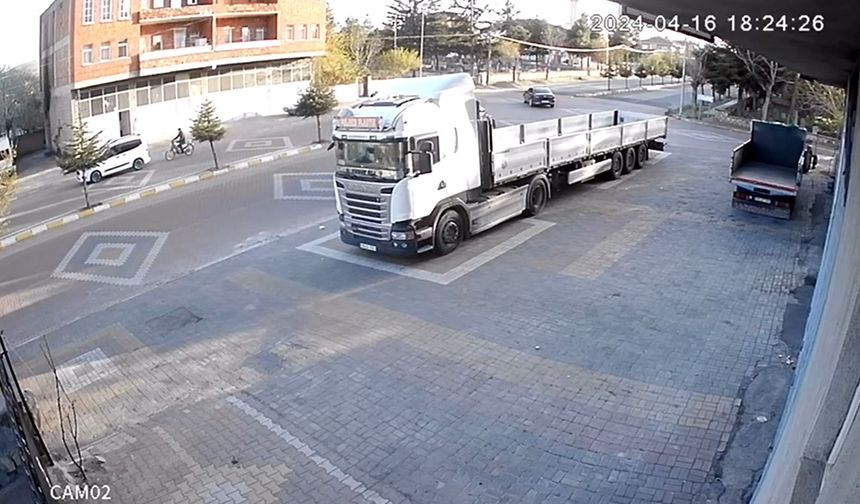 Motosikletin duran araca çarptığı kaza anı kamerada (VİDEO)