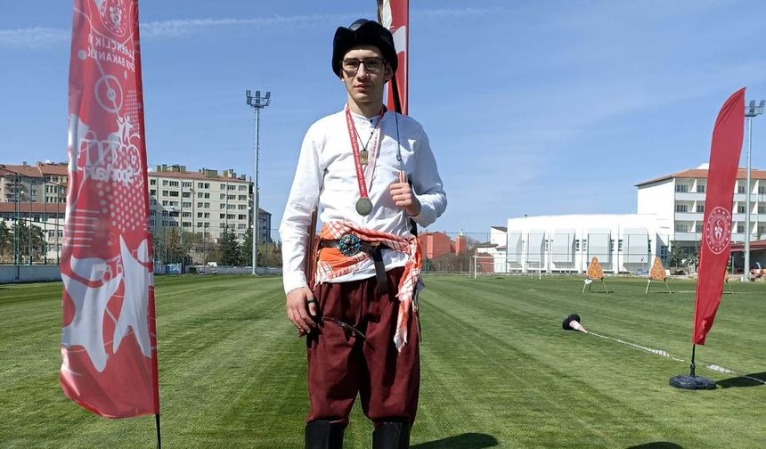 Simya Koleji öğrencisi okçulukta şampiyon oldu