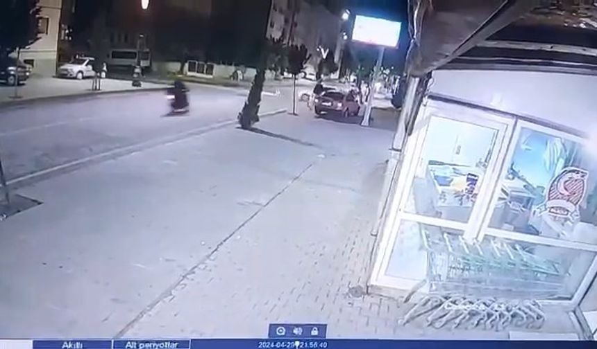 Otomobille çarpışan motosiklet sürücüsü havaya savruldu (video)