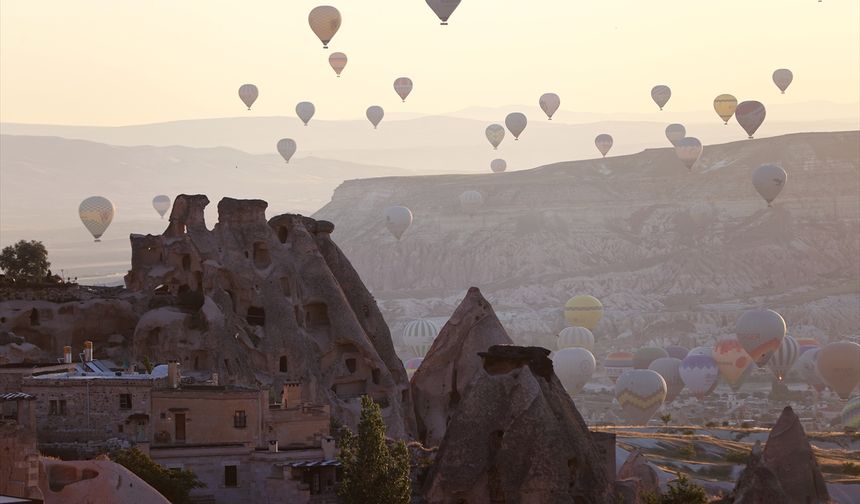 Kapadokya'ya gelen 8 turistten biri balona bindi