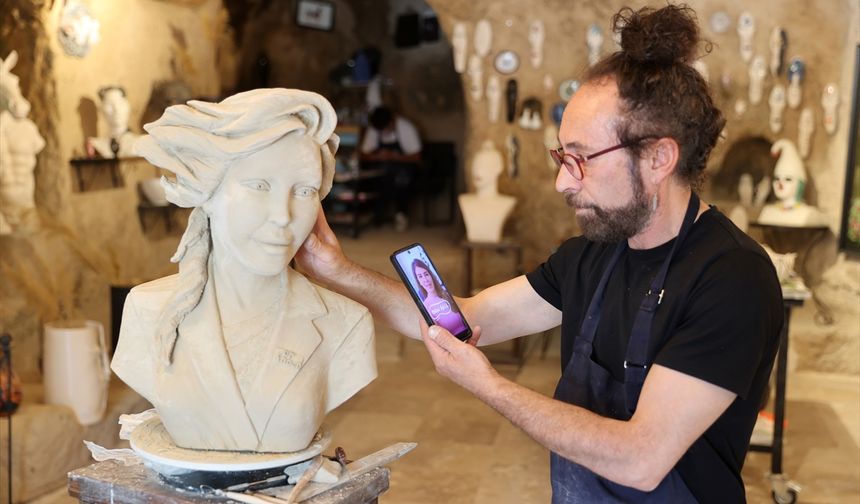 Heykeltıraş İsmail Sever Avanos'taki atölyesinde kişiye özel heykel üretiyor