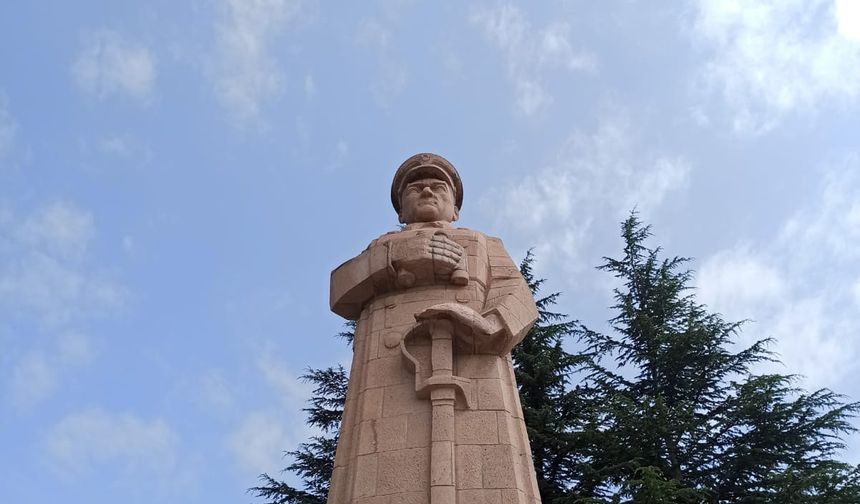 Zarar gören Atatürk heykeli onarıldı