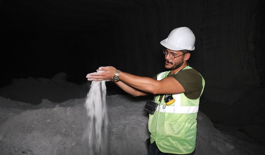 800 yıllık madenden, günlük 500 ton tuz çıkartılıyor (video)