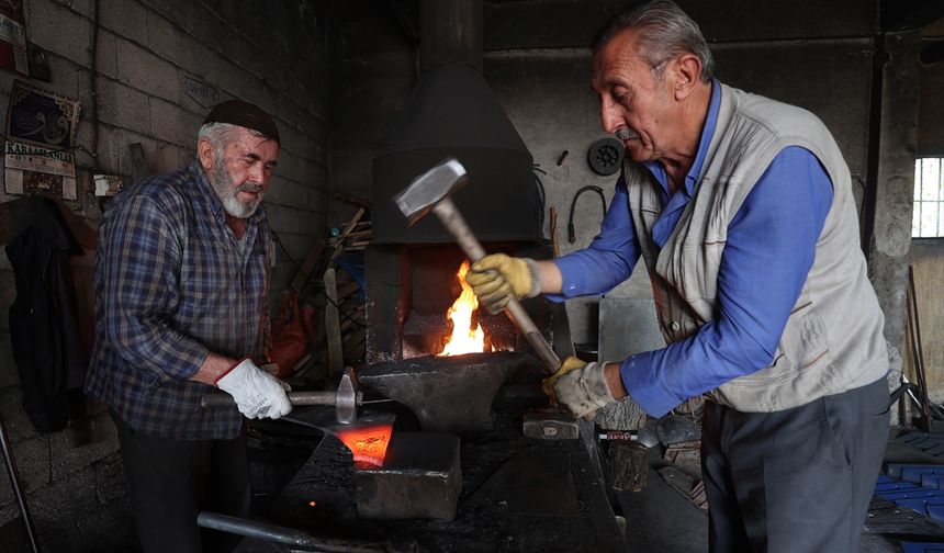 Ata mesleğini sürdüren kardeşler 60 yıldır demire şekil veriyor