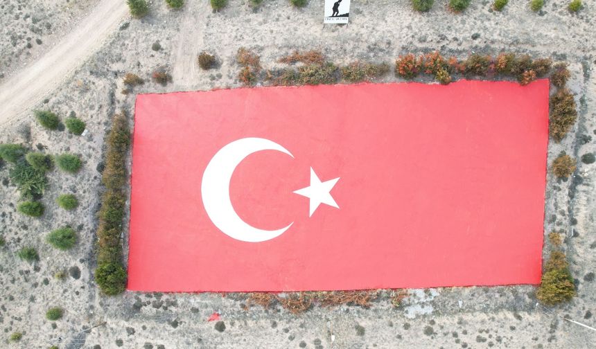 Türkiye'nin en büyük beton Türk bayrağı boyandı