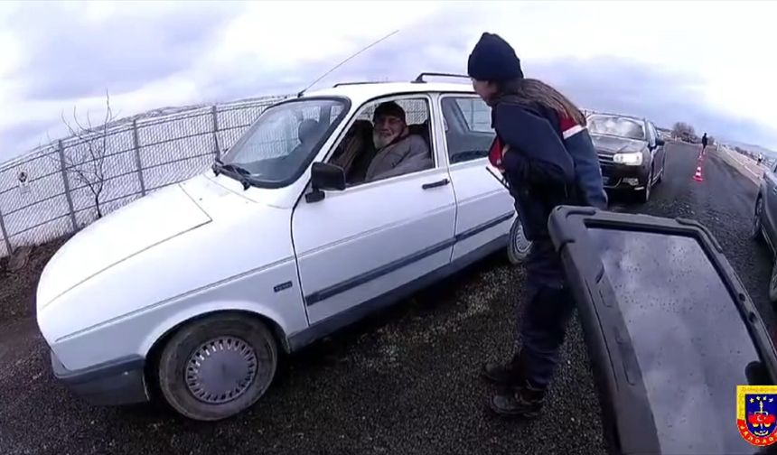 Nevşehir’de yaşlı sürücü ve jandarmanın diyaloğu gülümsetti (video)