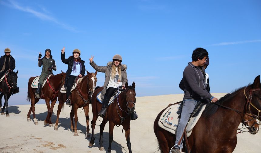 Yerli ve yabancı turistler Kapadokya'yı at sırtında keşfediyor