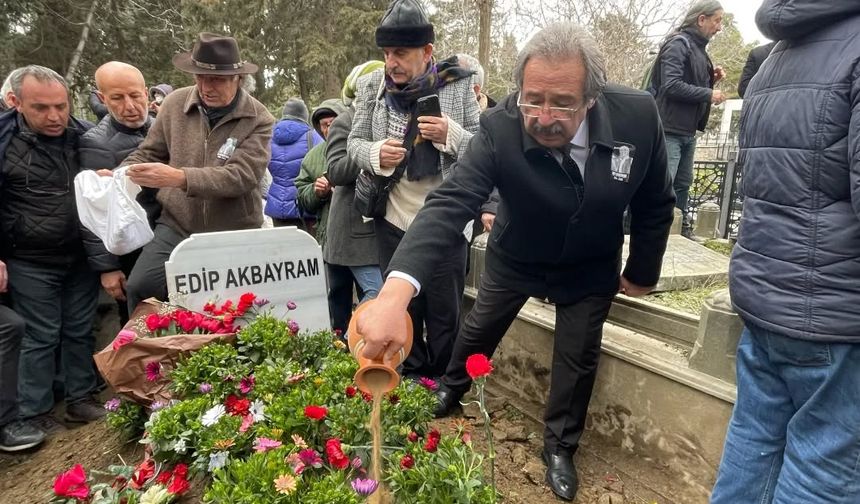 Edip Akbayram’ın kabrine Avanos toprağı