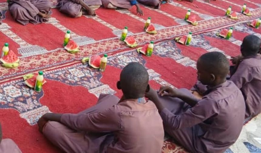 Öğrenciler biriktirdikleri parayla Afrika’da iftar verdi