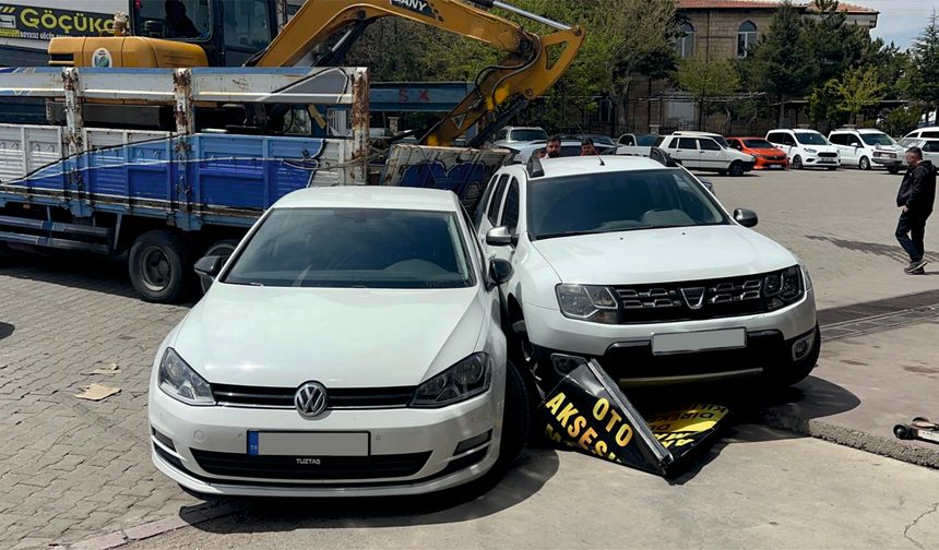 Freni boşalan kamyon 4 araca çaptı