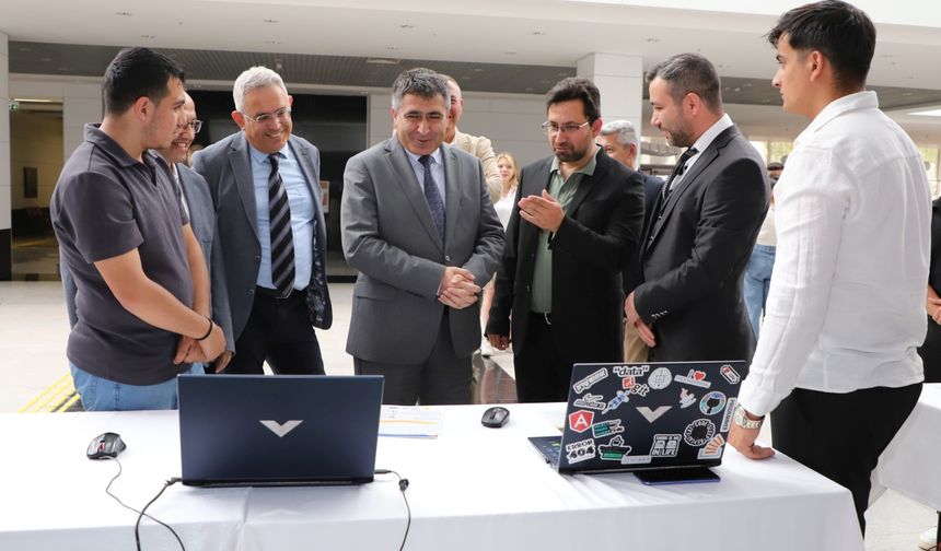 Üniversiteli genç yazılımcılardan proje sergisi