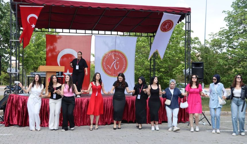 Öğrenciler mezuniyet eğlencesinin tadını çıkardı