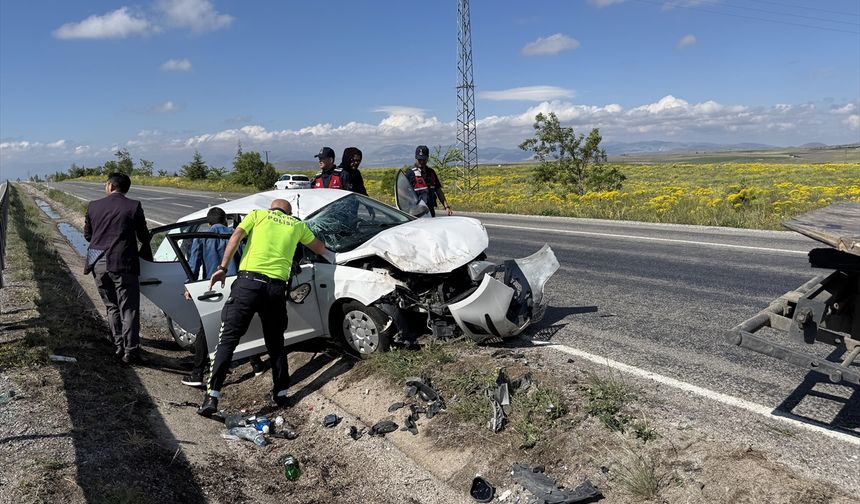 Nevşehir'de otomobil bariyere çarptı: 4 yaralı (video)