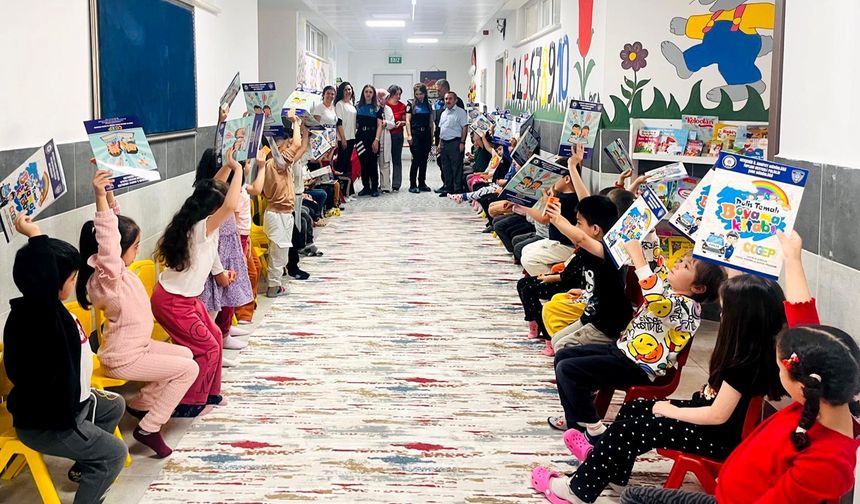 Polislerden miniklere hediye