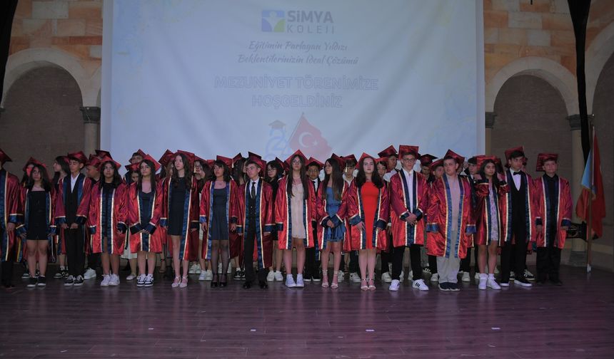 Simya Koleji 8. sınıf öğrencilerine coşkulu mezuniyet