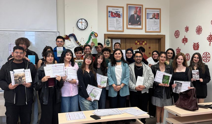 Rektör Aktekin’den öğrencilere kitap desteği
