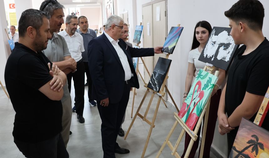 Öğrencilerin resimleri sergilendi