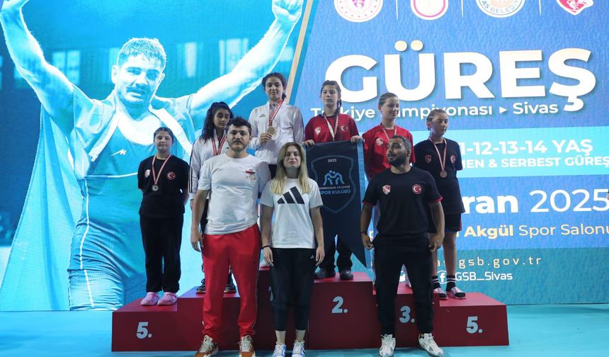 Genç kadın güreşçilerden üstün performans