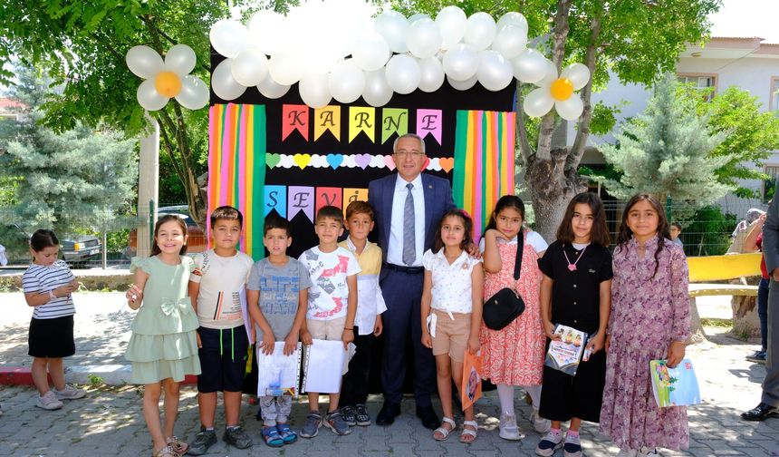 Başkan Çiftci öğrencilere karne dağıttı