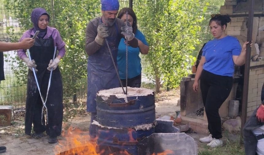Öğrenciler 1300 derece sıcaklıkta eserlerini üretti