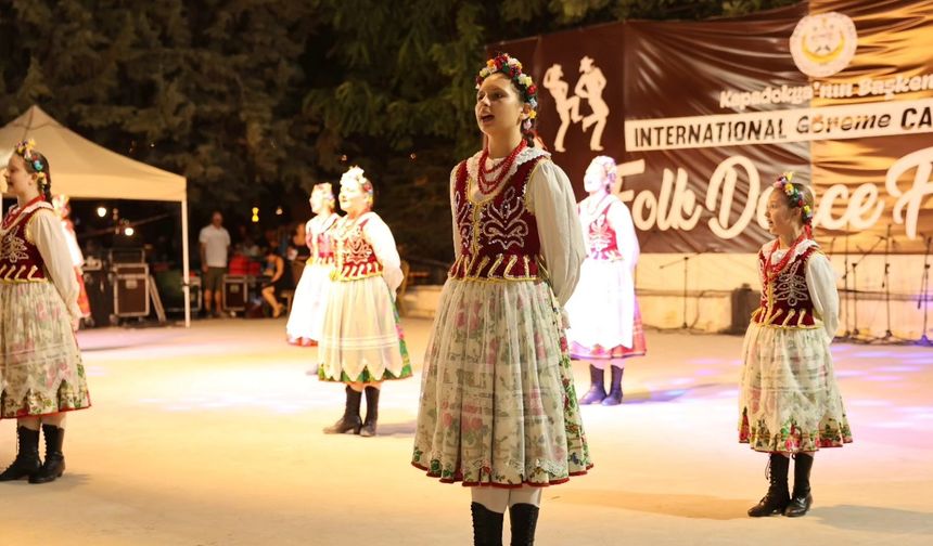 Göreme’de dans festivali renkli görüntülere sahne oldu