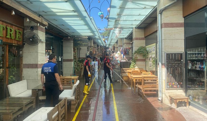 Turistlerin uğrak noktası Melek Girmez Sokak temizlendi