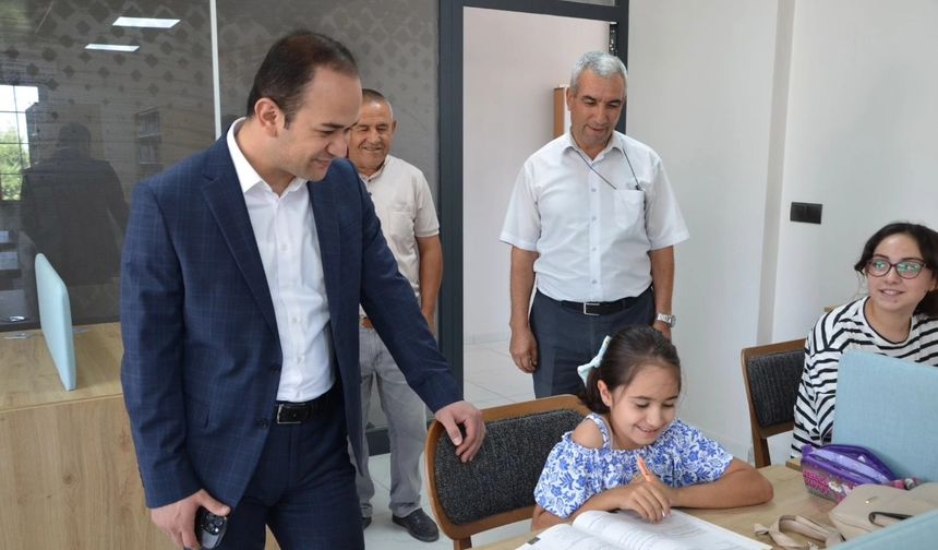 Kaymakam Açar halk kütüphanesini inceledi