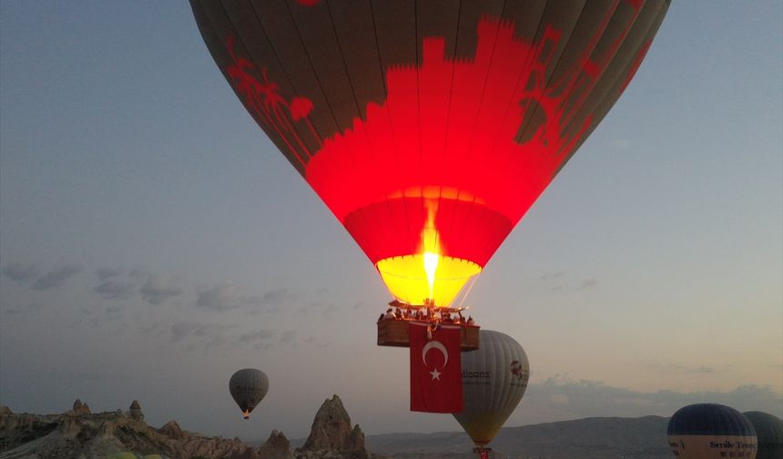 Kapadokya’da gökyüzünde zafer kutlaması