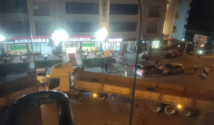 Freni çekilmeyen tır araçlara zarar verdi