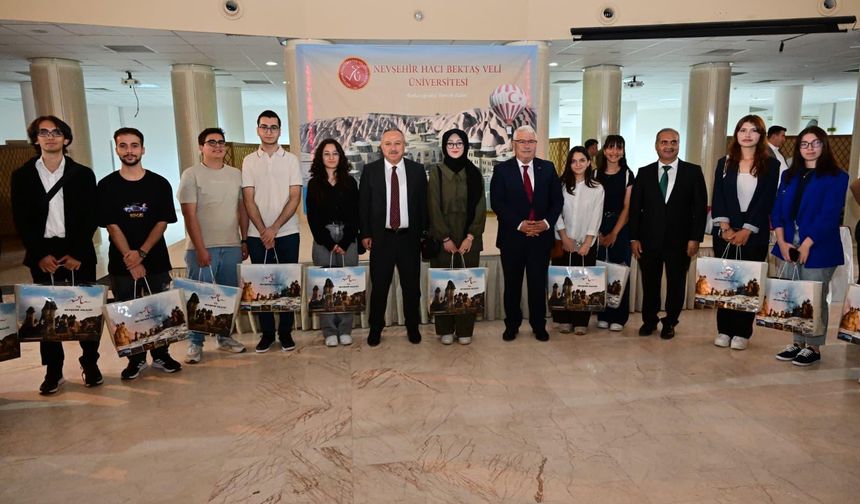 Nevşehir protokolü başarılı öğrencilerle bir araya geldi
