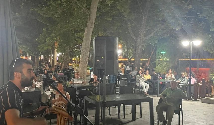 Vatandaşlar Avanos’ta müzik şöleninde eğlendi