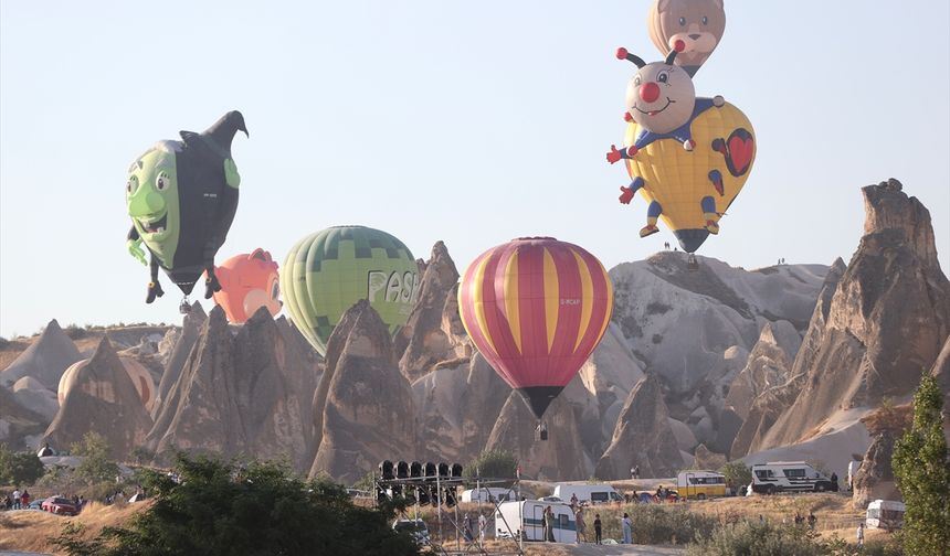 Balon Festivali'nin son gününde gökyüzünde görsel şölen