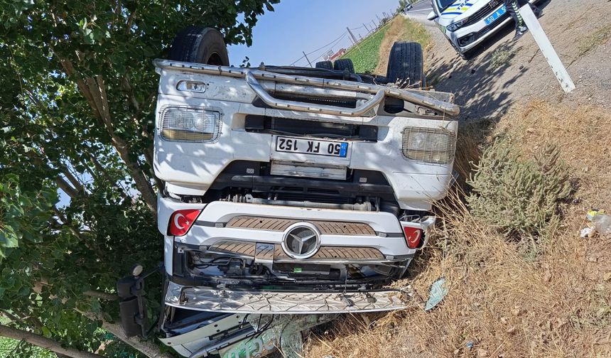 Kontrolden çıkan tır şarampole devrildi: 1 yaralı