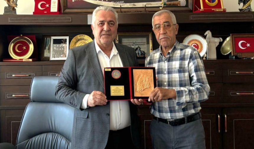 Eski Başkan Mızrak’tan Başkan Eren’e teşekkür plaketi