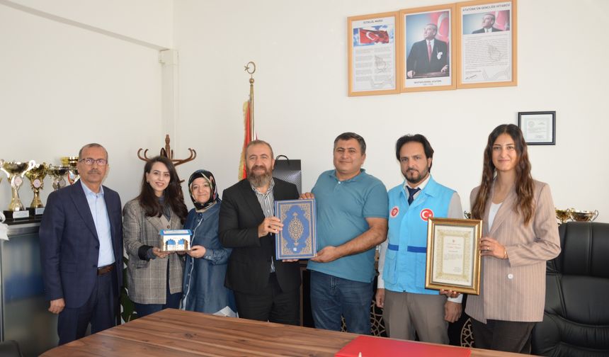 TDV’den Afrika’da kuyu açtıran hayırseverlere plaket