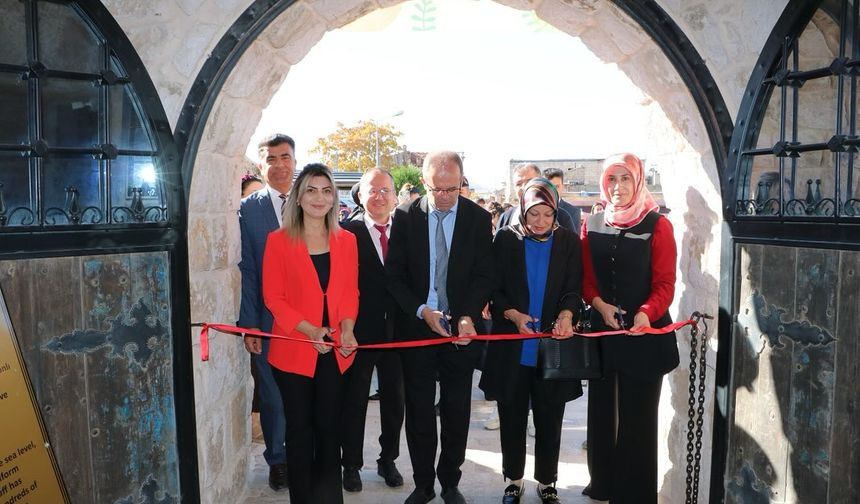 Başkan Çamcı Türk bayrağı sergisine katıldı