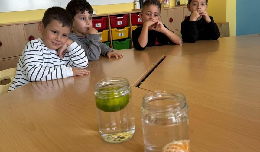 Minikler merak ettiklerini deneylerle öğreniyor