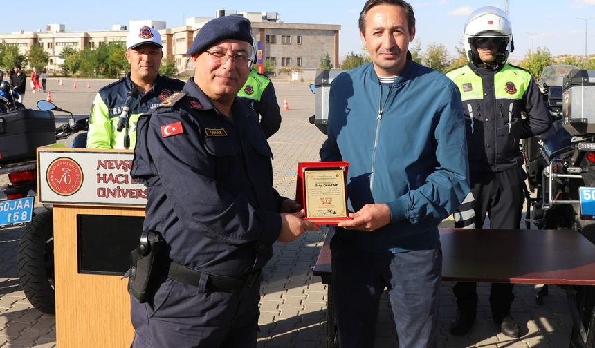 Trafikte 5 yıldır ceza almayan personele plaket