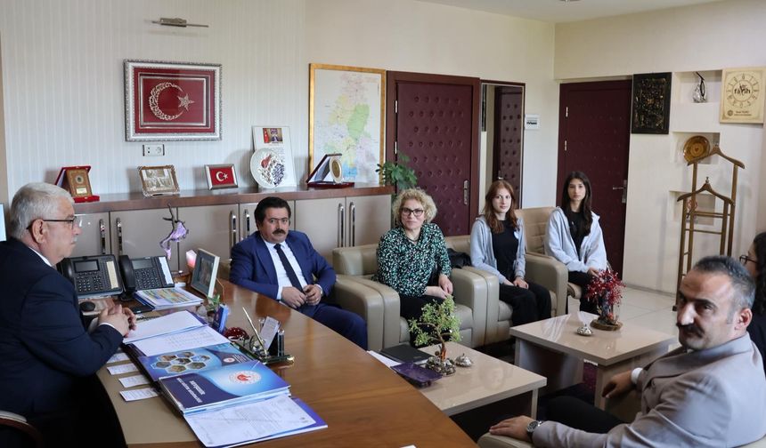 Yazıcı ödül alan öğretmen ve öğrencileri tebrik etti