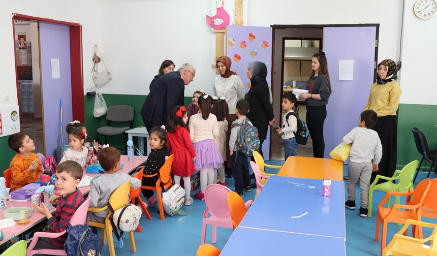 Müdür Yazıcı miniklerin oyunlarına eşlik etti