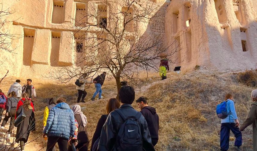 Üniversiteliler vadide sonbahar yürüyüşü yaptı