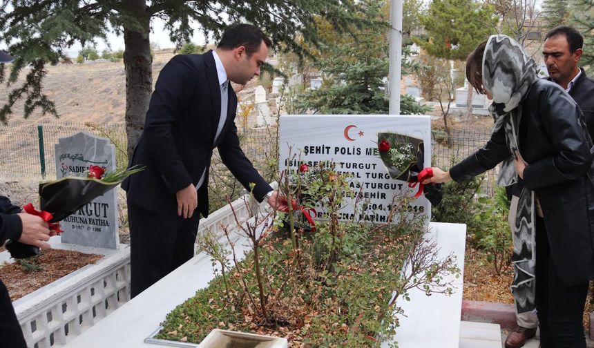 Şehit polis Semih Turgut kabri başında anıldı