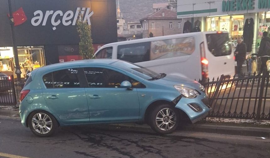 Nevşehir’de korkutan kaza: Otomobil demir korkuluklara girdi