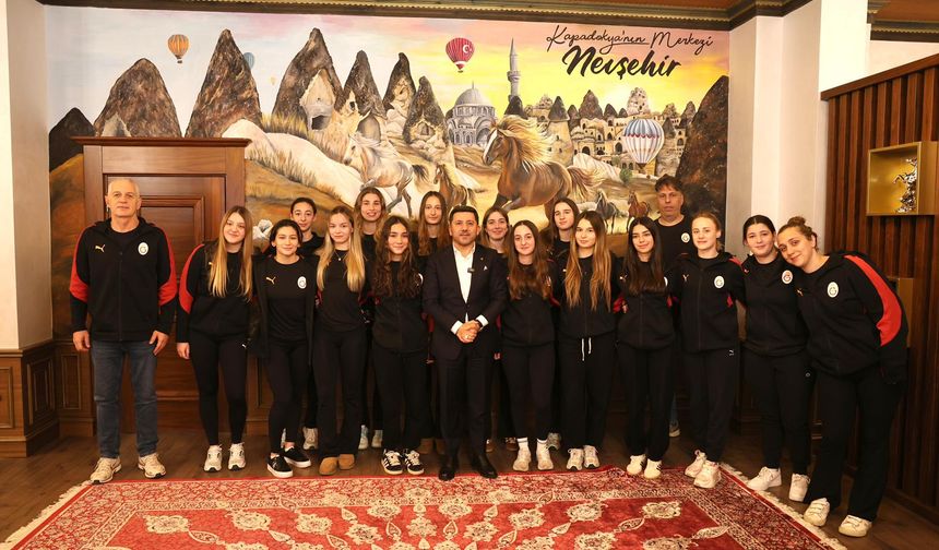 Başkan Arı, Galatasaraylı sporcularla bir arada