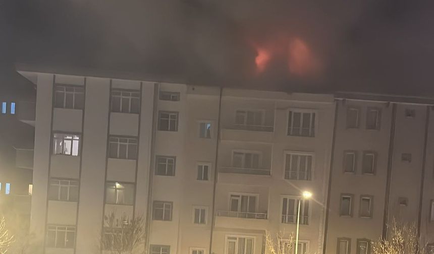 Nevşehir’de apartman çatısında yangın korkuttu (video)