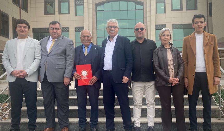 İl Başkanı Ömer Ay mazbatasını aldı