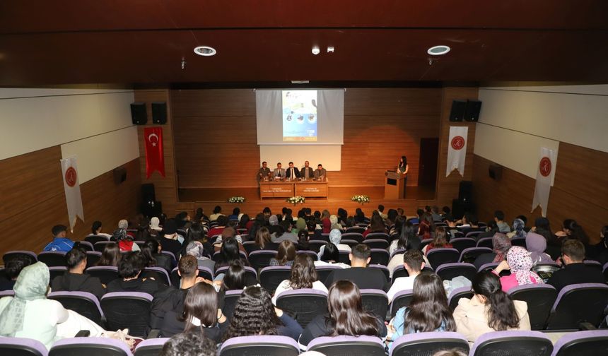 Tıbbi sekreterlik mesleğinin çalışma koşulları aktarıldı