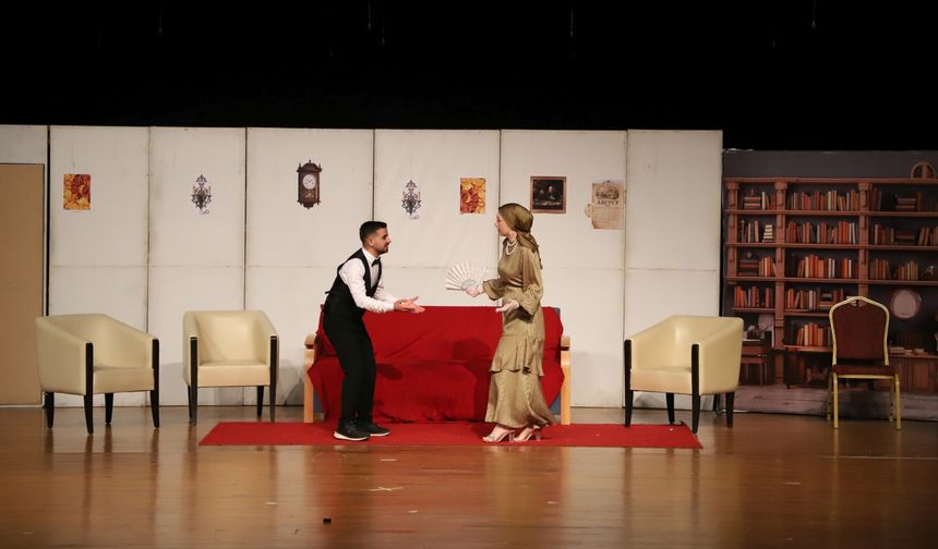 NEVÜ’de tiyatro coşkusu: “Cimri” oyunu ayakta alkışlandı