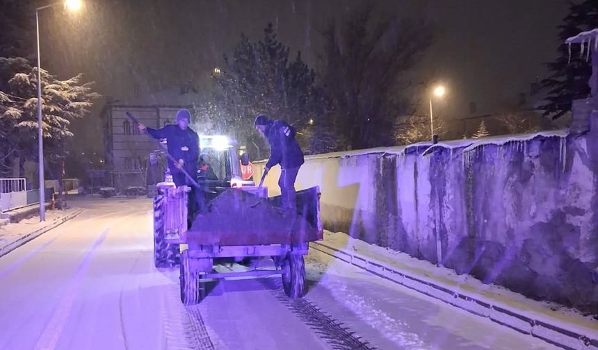 Derinkuyu’da belediyeden kar mesaisi